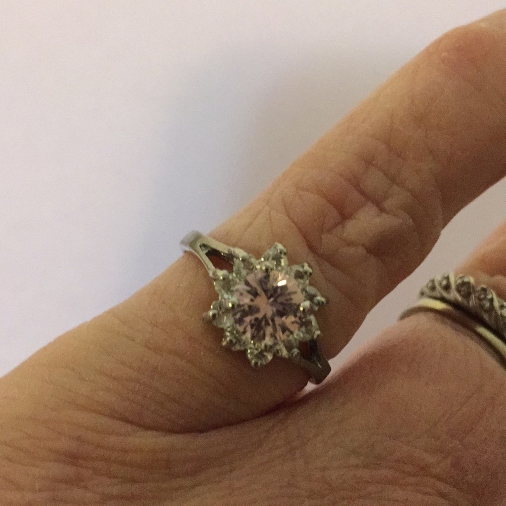Beautiful ring, costume jewelry, size 6 1/2